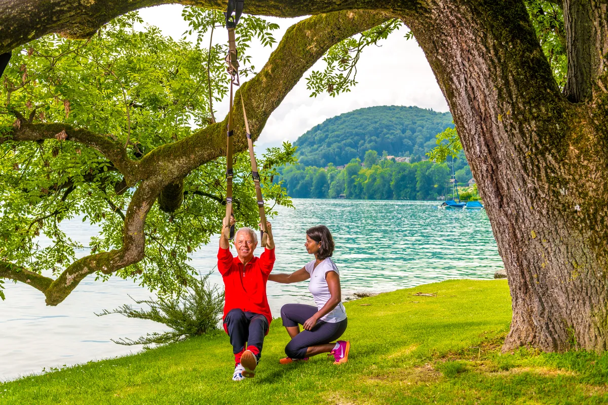 TRX Training mit Personaltrainer im Berner Oberland hilft gezielt deine Muskeln aufzubauen. Beliebt Outdoor Training am Thunersee